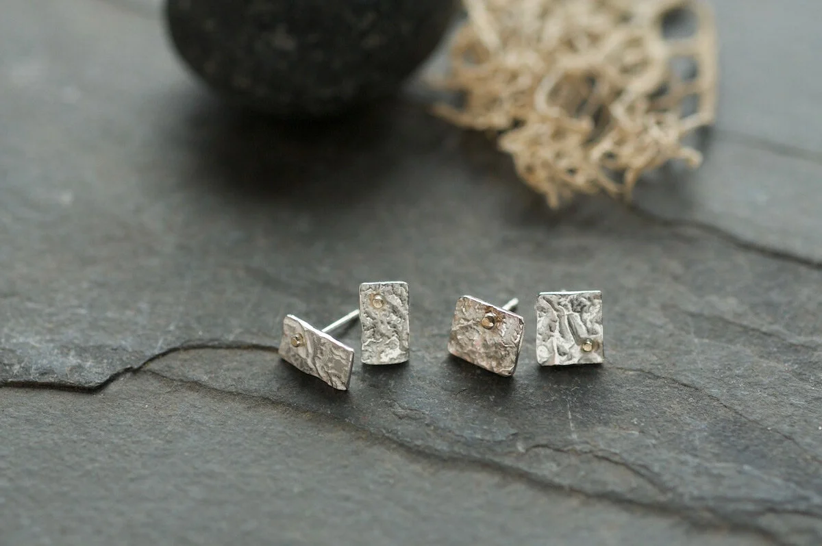 MINI SQUARE STUD with gold detail