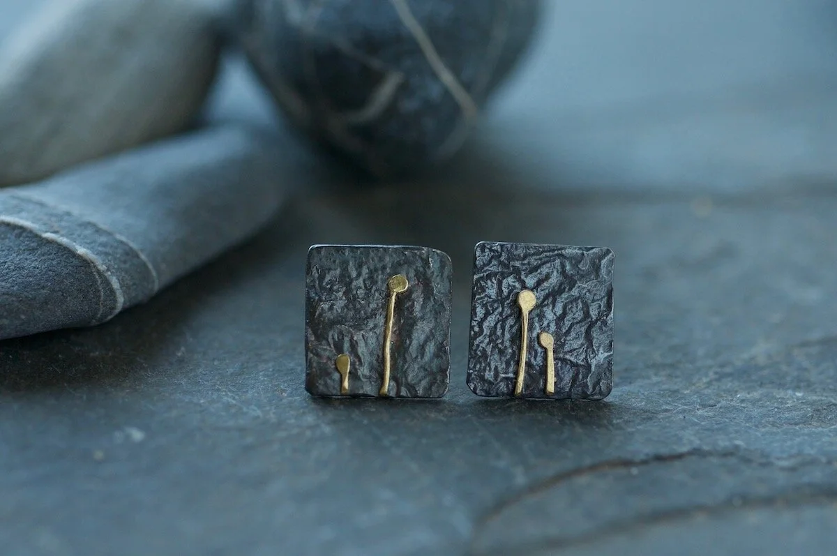 BLACK AND GOLD LICHEN DETAIL STUD 