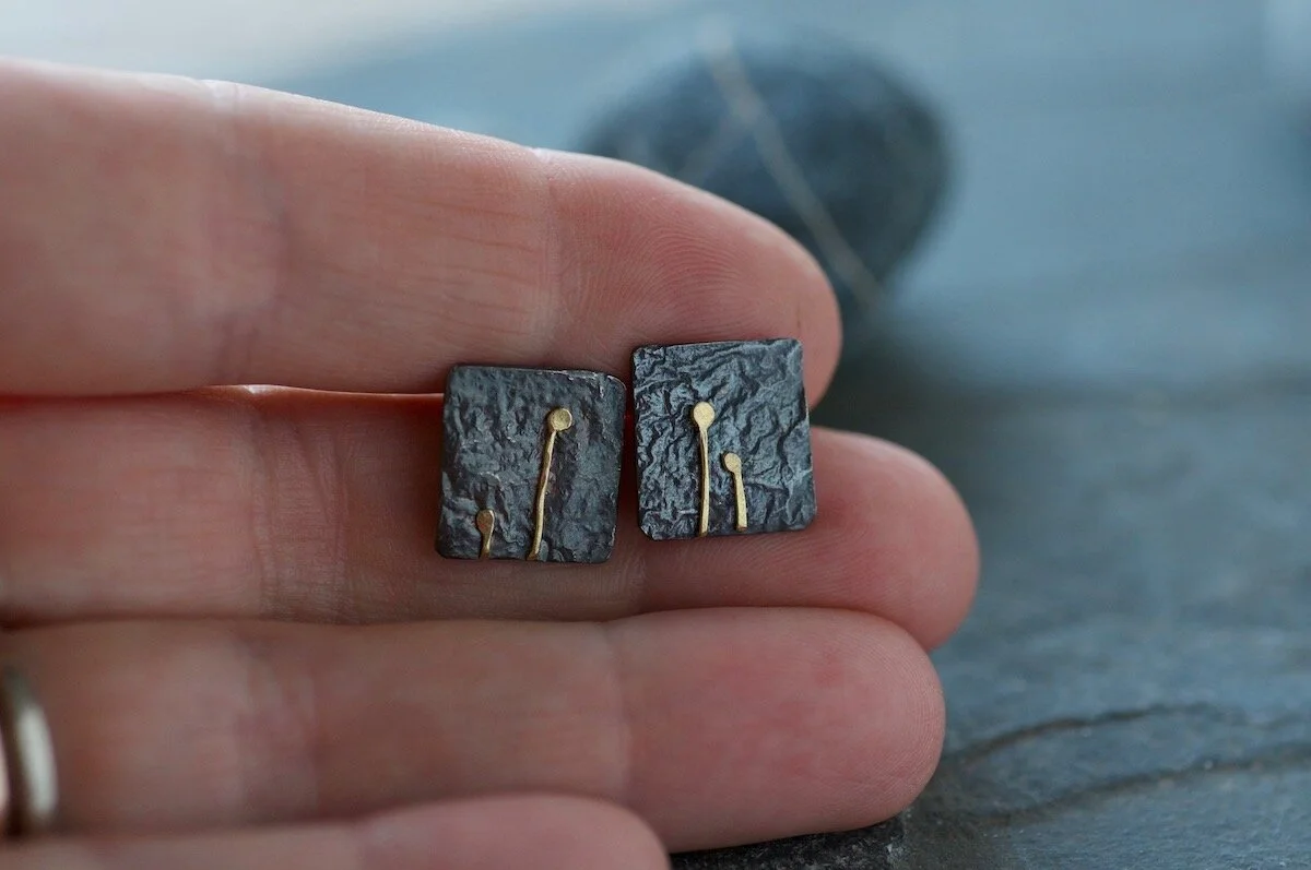 BLACK AND GOLD LICHEN DETAIL STUD 