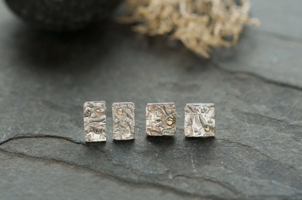 MINI SQUARE STUD with gold dot