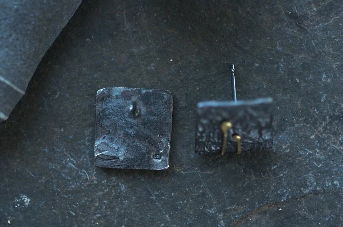 BLACK AND GOLD LICHEN DETAIL STUD 