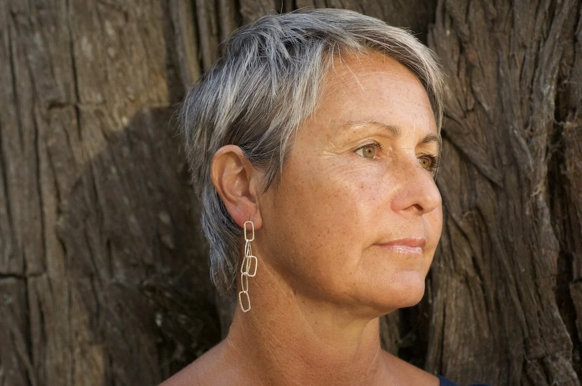 Model mini monolith chain earrings sunny.jpeg