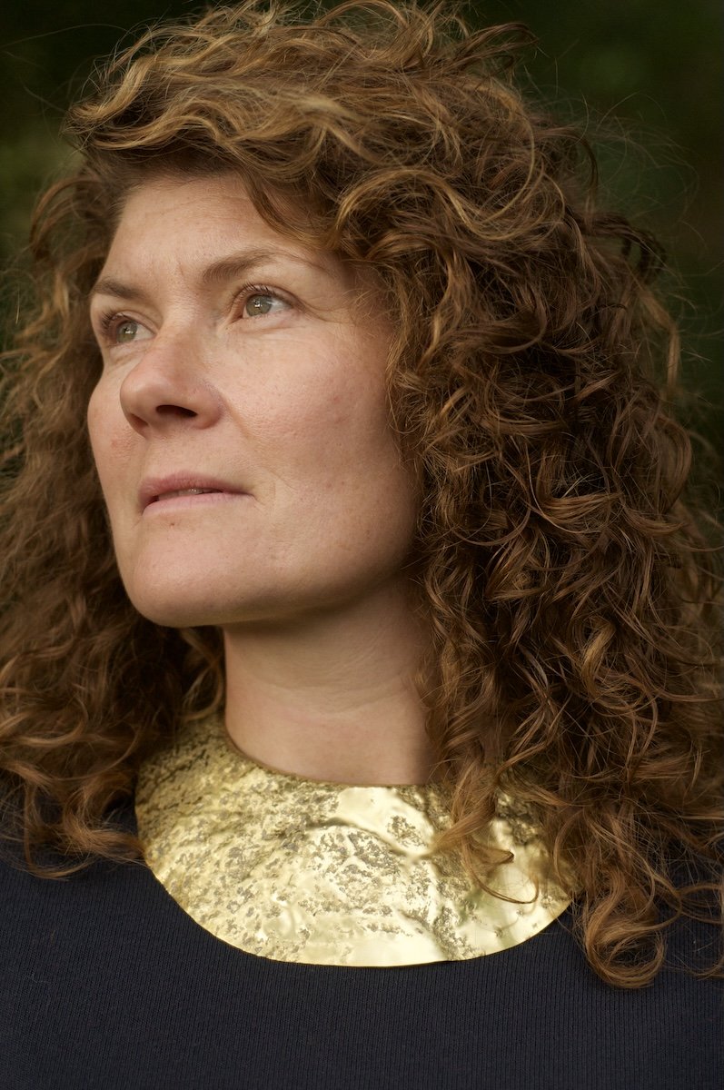 Timeless design for a modern golden lunula.