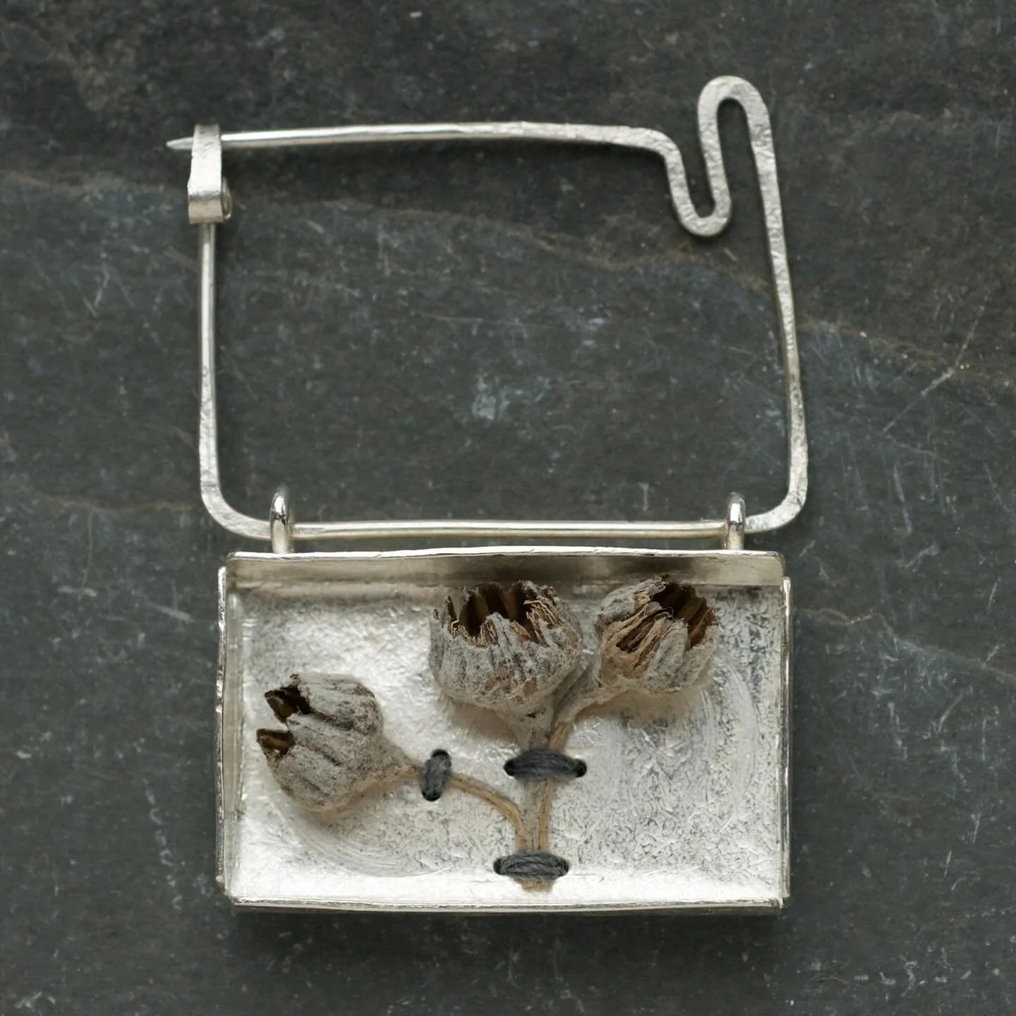 A treasure box, a tiny silver frame with a treasure stitched inside.

A stitch in time. 

My treasure boxes can be filled with your own treasures. All you need to do is pop one in an envelope and send it to me..

#silverbox #silverframe #wearableart