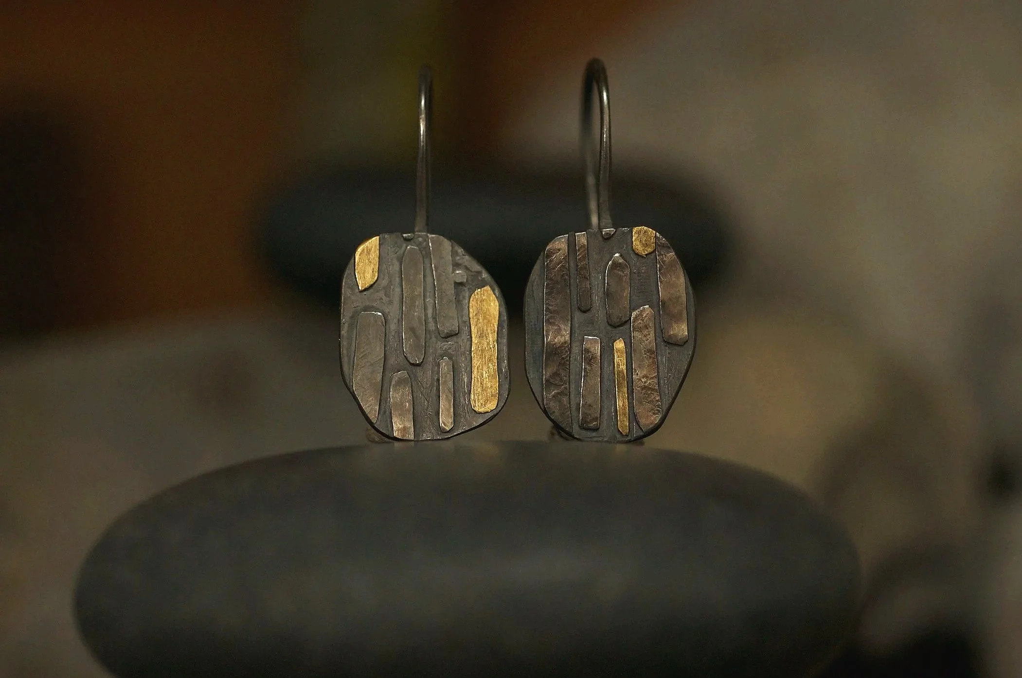 Mylor Pebble earrings in black and gold