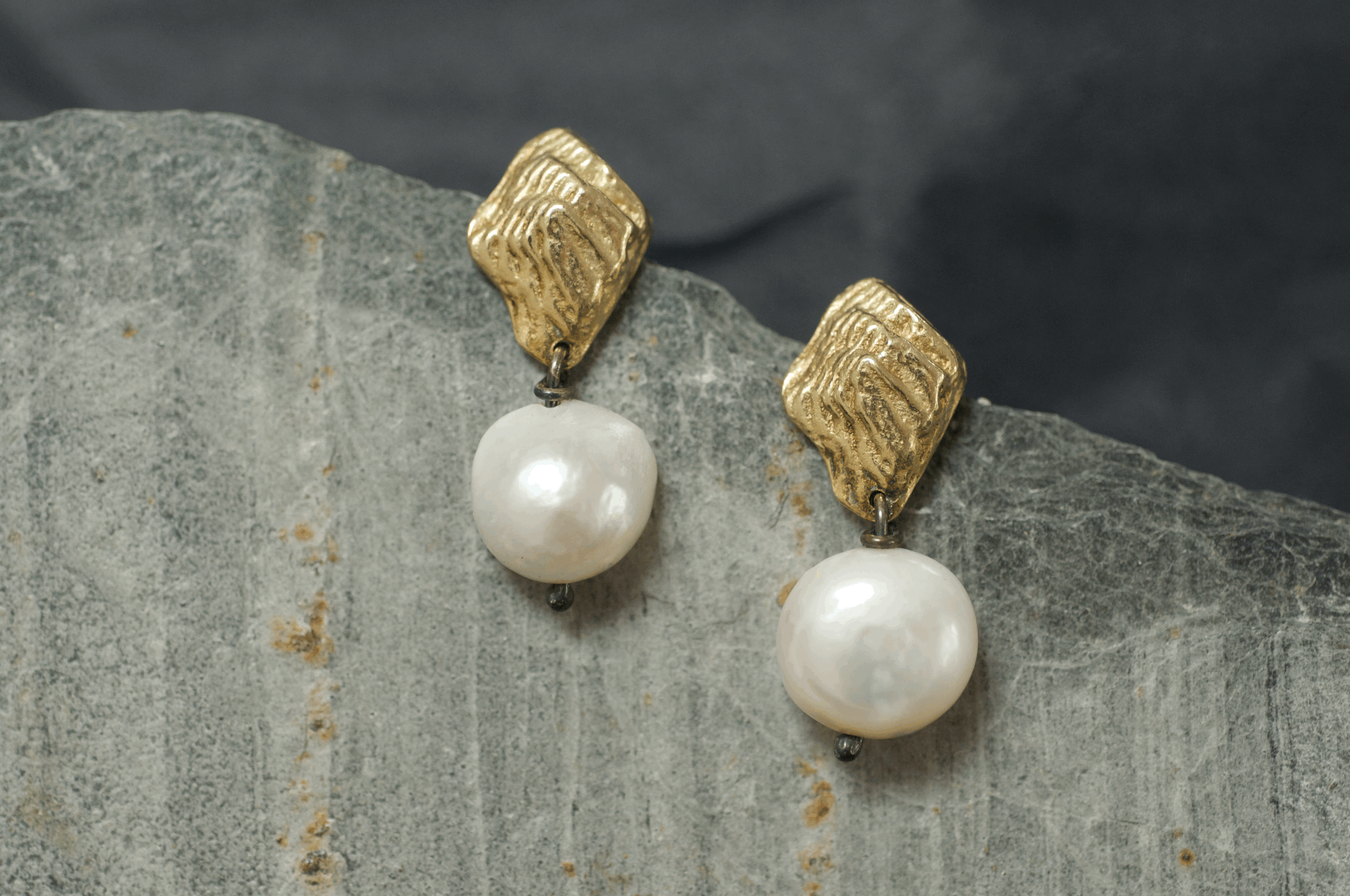 Topography earrings in gold and fresh water pearls