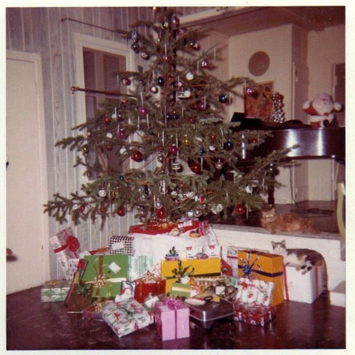 vintage-christmas-house-interior-decorations-1950s-1960s-25-5c0f720c72abd__700.jpg