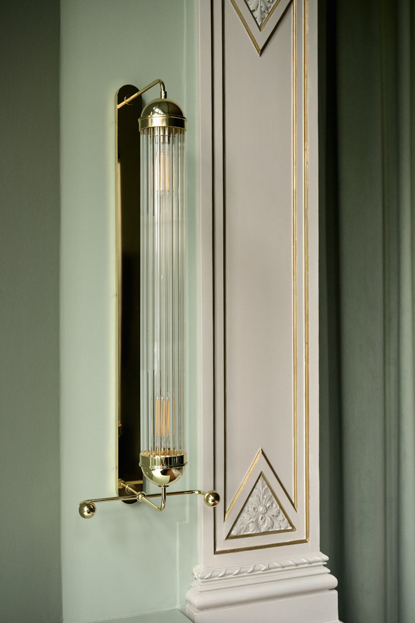 The Florentin Frankfurt by Althoff Collection. The Villa by atelier zürich. Green Meeting Room lamp detail photographed by Daniel Schäfer.