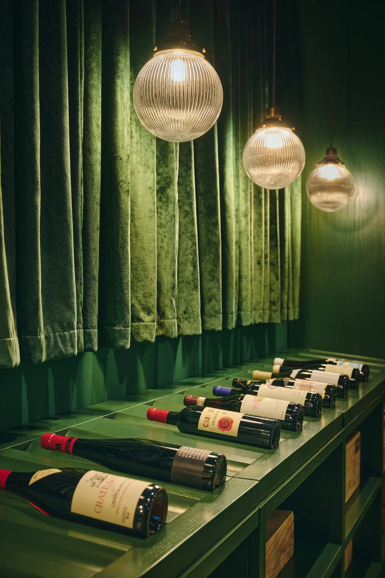 The Florentin Frankfurt by Althoff Collection. The Villa by atelier zürich. Wine Tasting Lounge photography by Daniel Schäfer.