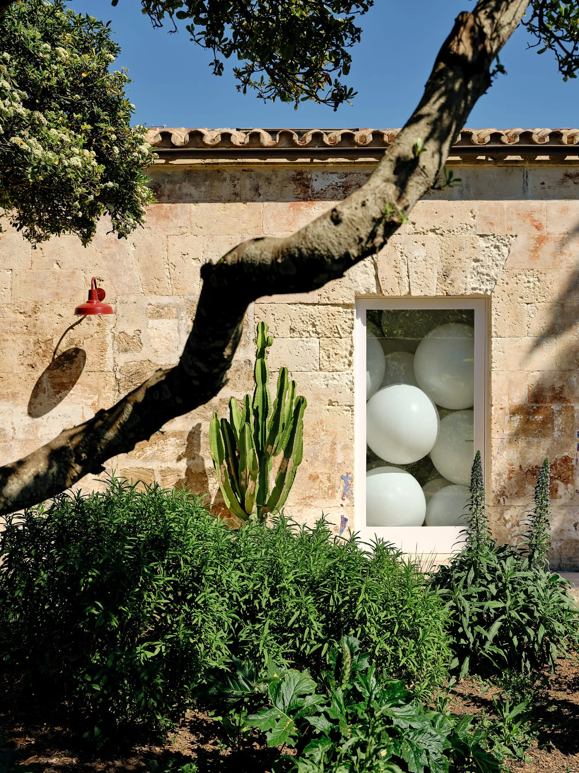 Martin Creed at Hauser & Wirth Menorca. Photo credit: Daniel Schäfer Studio.
