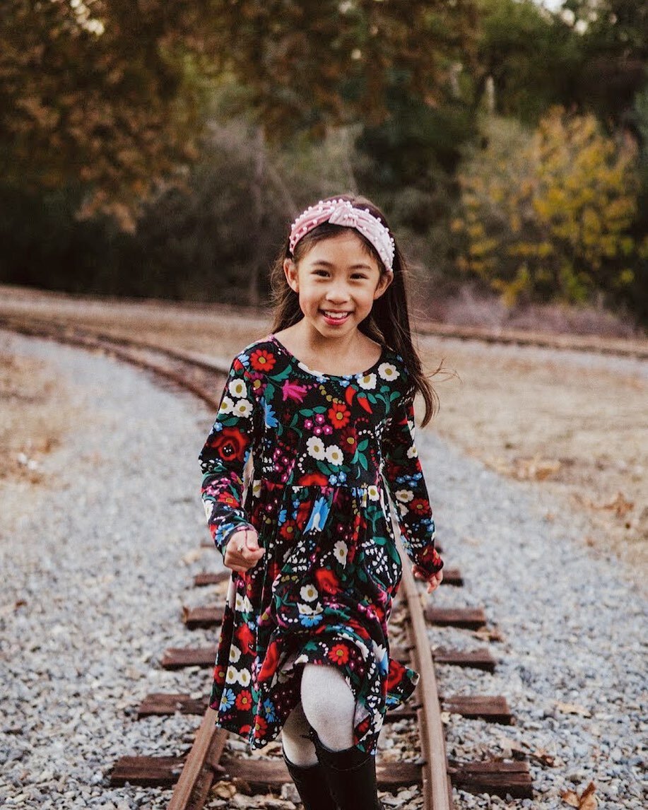 Seeing your kids through someone else&rsquo;s eyes (lens) can be such a treat ❤️
*
*
📸 by Lisa in the Bay Area
*
*
#familyphotography #picturehum #theminiseshboard