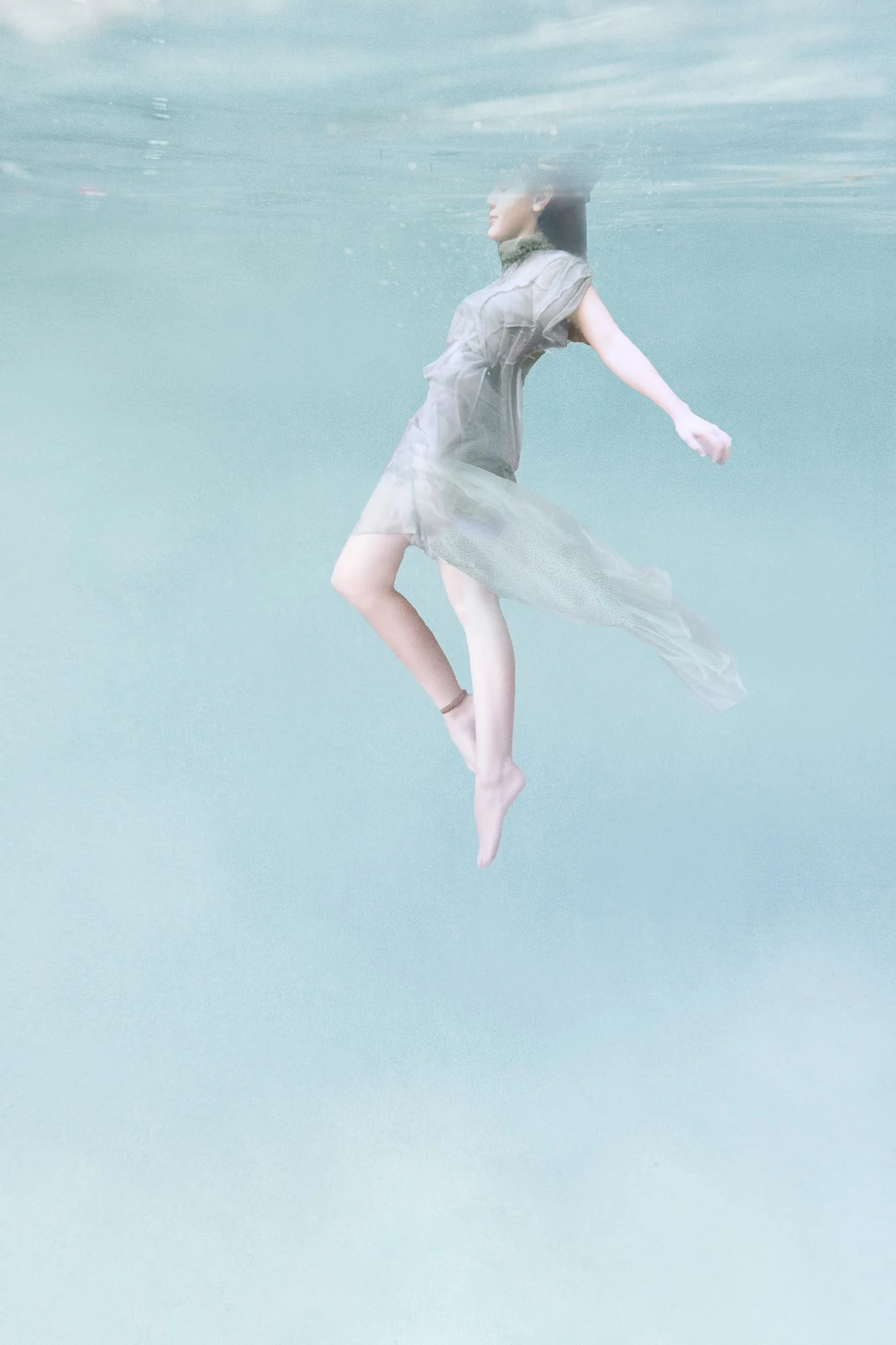 underwater-fine-art-woman-pastel-dreamy-pool.jpg