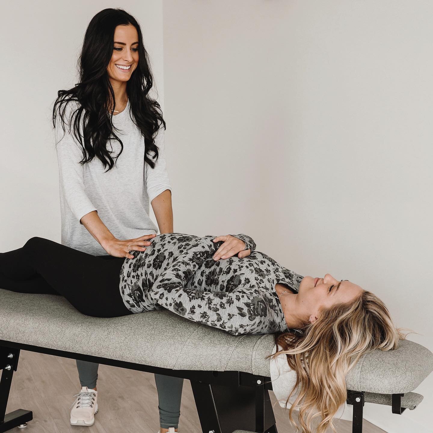 Ok, expecting Mamas!! Let&rsquo;s talk about your round ligaments!

🤰🏻 As your uterus expands to support your growing baby, you may experience &quot;growing pains&quot; below your stomach and near your groin, along the middle or on either side. Thi