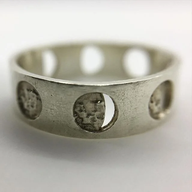 Jillian&rsquo;s Moon Ring - wear the phases of the moon around your finger! 🌒🌓🌔🌕🌖🌗🌘🌑
This was designed for my friend @jillianajastrz. You can turn the ring while wearing it to show the phases of the moon, and the new moon is a cutout through 
