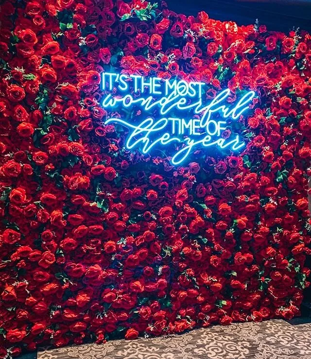 Umm can we just rewind back to 2019 and enjoy the most wonderful time of the year till it&rsquo;s time for 2021 asking for a friend 🤪thanks! .
.
.
.
.
.
.
.
.
#houstonwalls #houstonflowerwall #houstonflowerwallco #houstonflowerwallrental #flowerwall