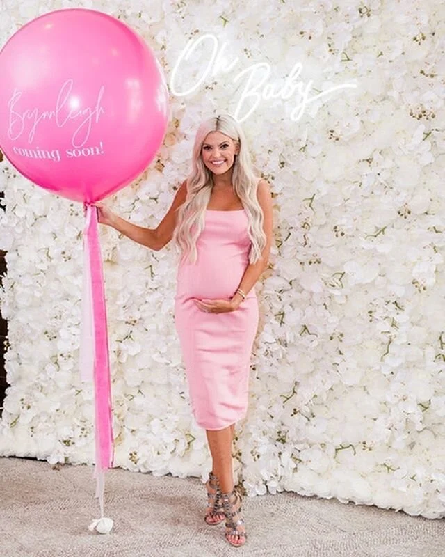 Oh Baby🤍🤍 @katherinecrumfox just hosted the most adorable baby shower in the books celebrating Baby Brynnleigh🎀 Congratulations @jesshogancrum we were so honored to help you celebrate your special arrival.💕 Photography: @raetay_photography 
Ballo