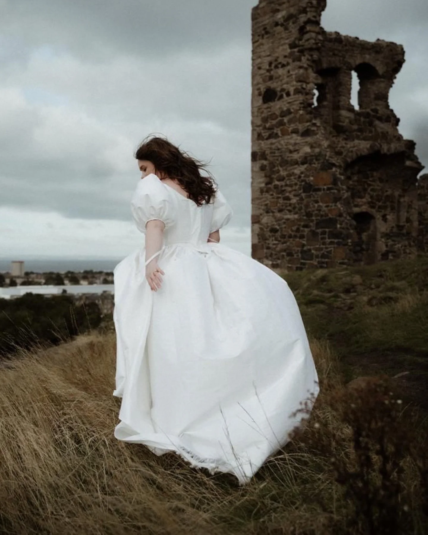 Where ancient stones meet the city. ✨

Susanna &amp; Brian exchanged their vows within the historic walls of St Anthony&rsquo;s Chapel before wandering through the streets of Edinburgh &mdash; a city where every corner carries a story. Among castle v