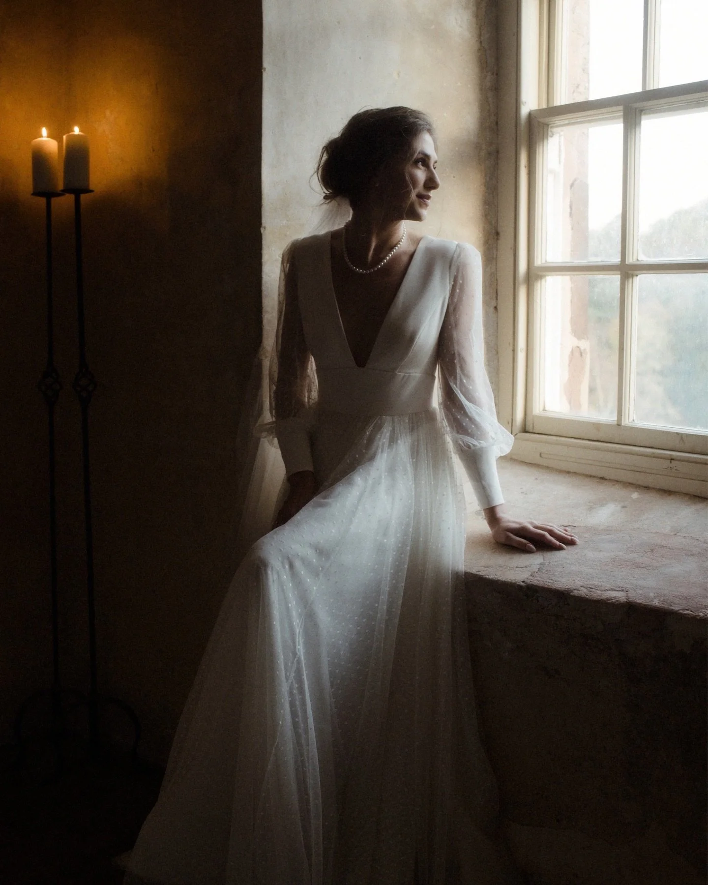 Like a page from a timeless romance 🕯️
Neidpath Castle stands stoic above the River Tweed - its stone walls weathered by centuries, its corridors softly lit by the flicker of open-flame candles. Within those ancient rooms, Alexa & Ian exchanged