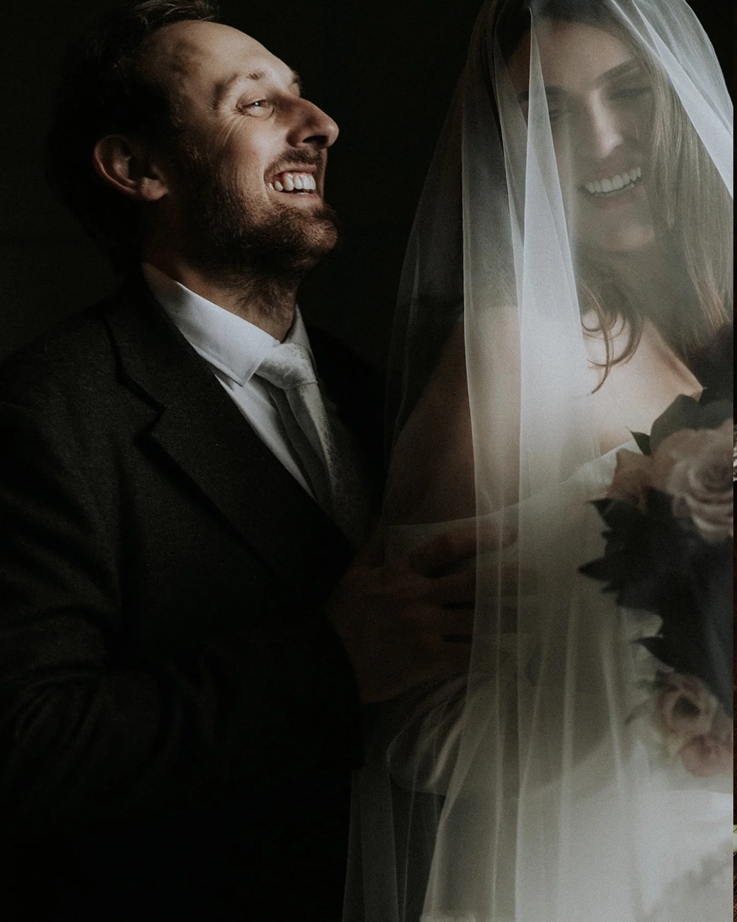 A veil straight out of Wuthering Heights 🕯️

At Auchen Castle, this intimate wedding unfolded in soft candlelight and quiet elegance. A moment suspended in time, where every detail felt both editorial and deeply traditional.

The couple drifting thr