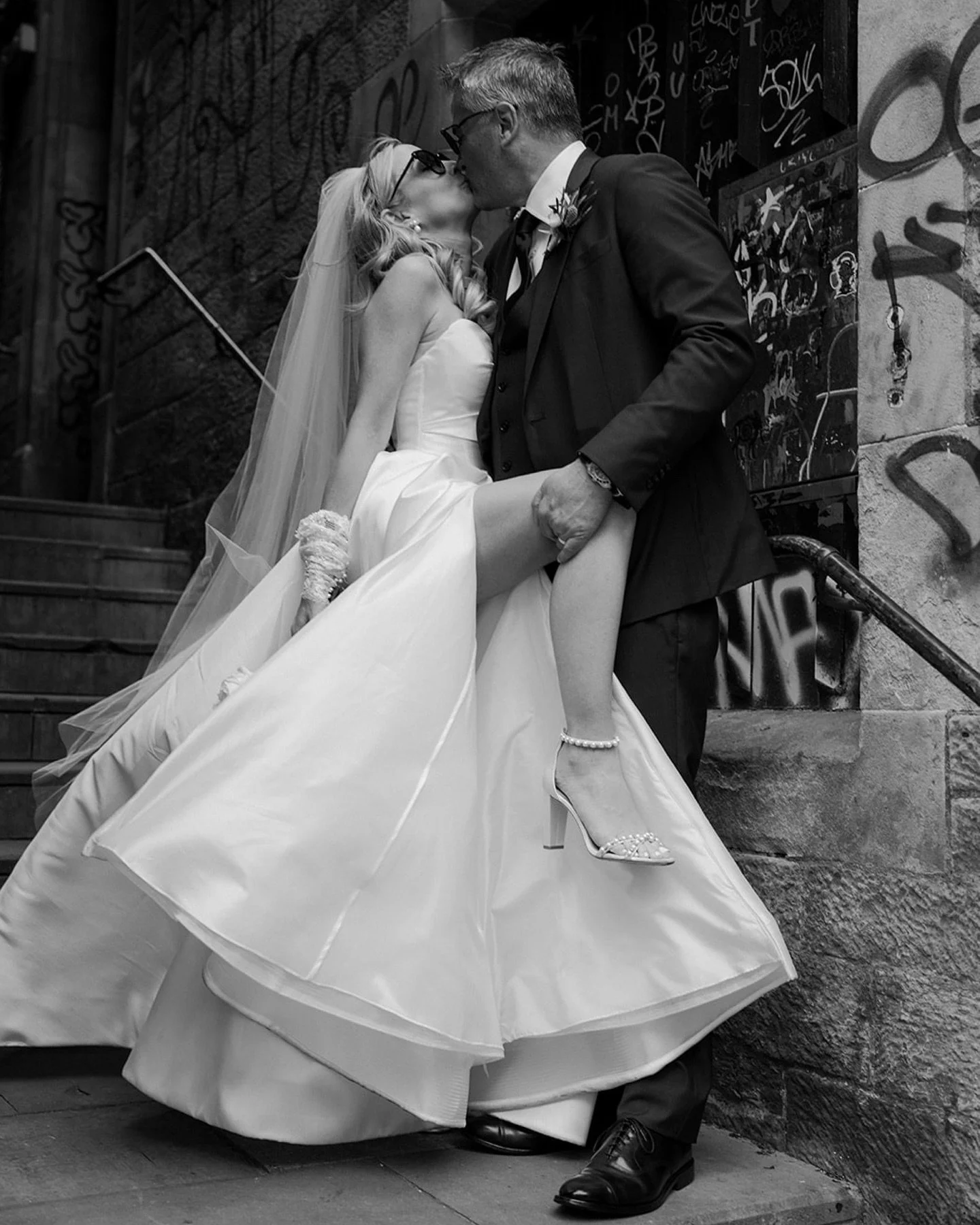 A modern love, rooted in tradition 🕊️

In the heart of Edinburgh, Angela and Andrew&rsquo;s day unfolded between grand cathedral light and the quiet corners of the city. From sacred vows beneath soaring arches to champagne moments and stolen kisses 