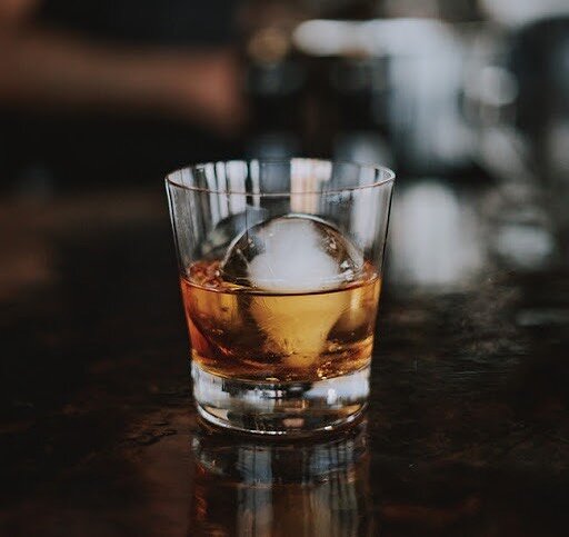 Did you know there are 5 qualifications to classify whiskey as bourbon? Check out the golden rules of bourbon below:&nbsp;

🥃 Bourbon must be made in the United States.

🥃 It must be aged in a charred, new-oak barrel.

🥃 The mash must be at least 