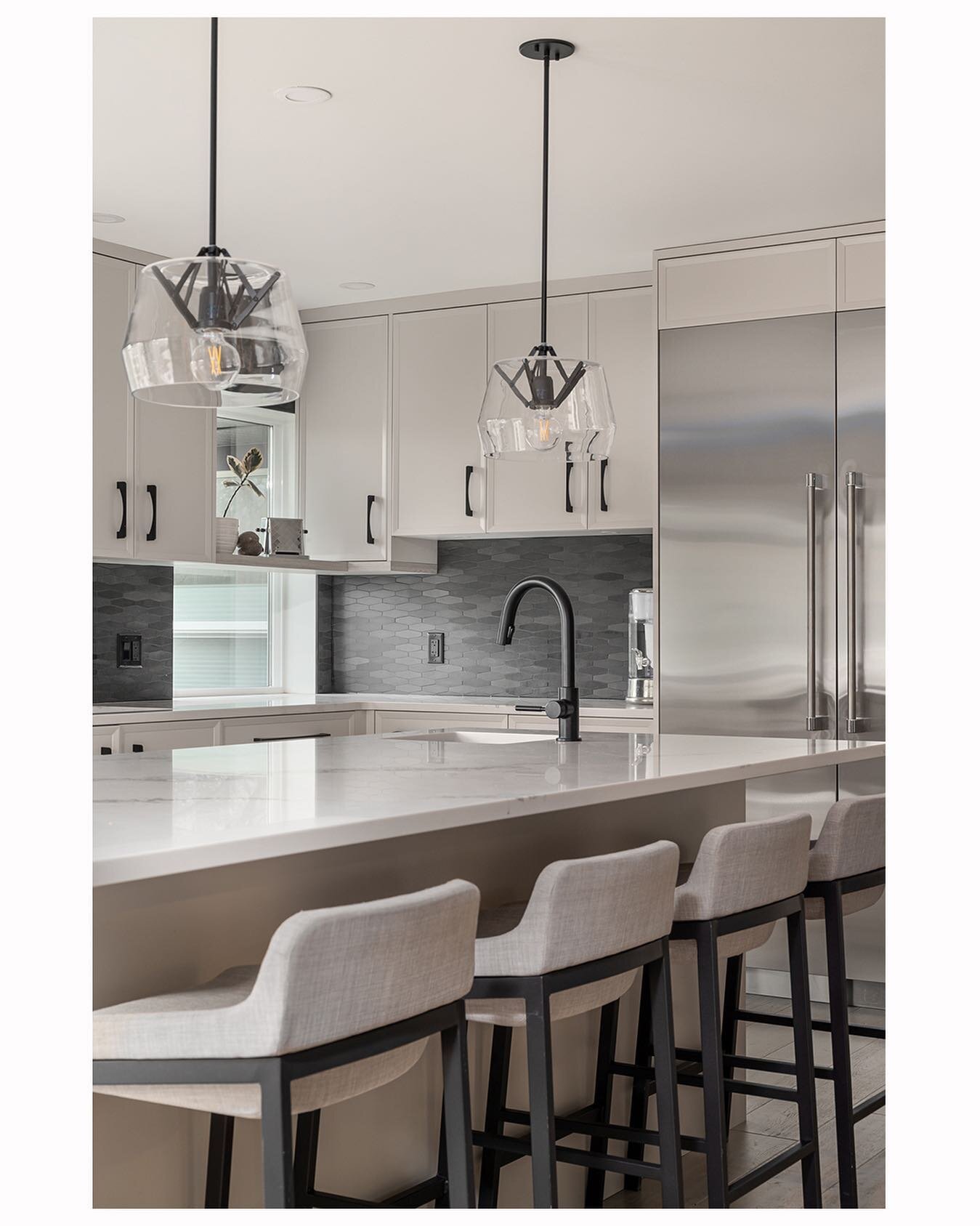 Gorgeous greys in this tidy kitchen by @spacizdesigncompanyinc ☑️.
.
.
.

.
.
.
.
#homedesign#architecturetoday#mymodern#homemagazine#designmagazinedesignmag#homedecorate#interiorstyleguru#luxeathome#stylehome#yyjdesign#interiordesigngoals#yyj#victor