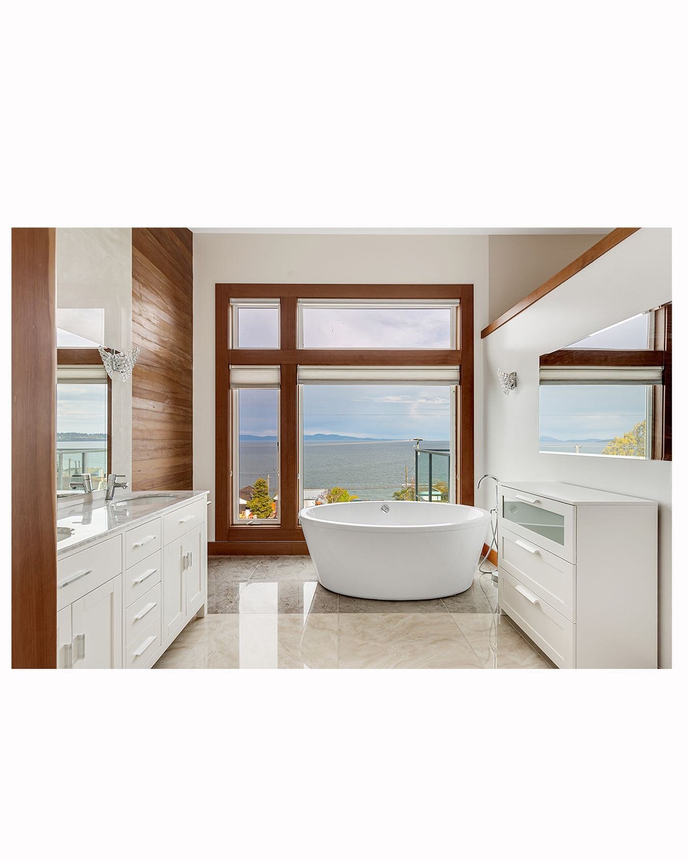 Catch a bath and a view from the master ensuite of @deaninnes_realtor &lsquo;a new #CordovaBay listing 👀. 
.
.
.
.
.
.

#homedesign#architecturetoday#mymodern#homemagazine#designmagazinedesignmag#homedecorate#interiorstyleguru#luxeathome#stylehome#y