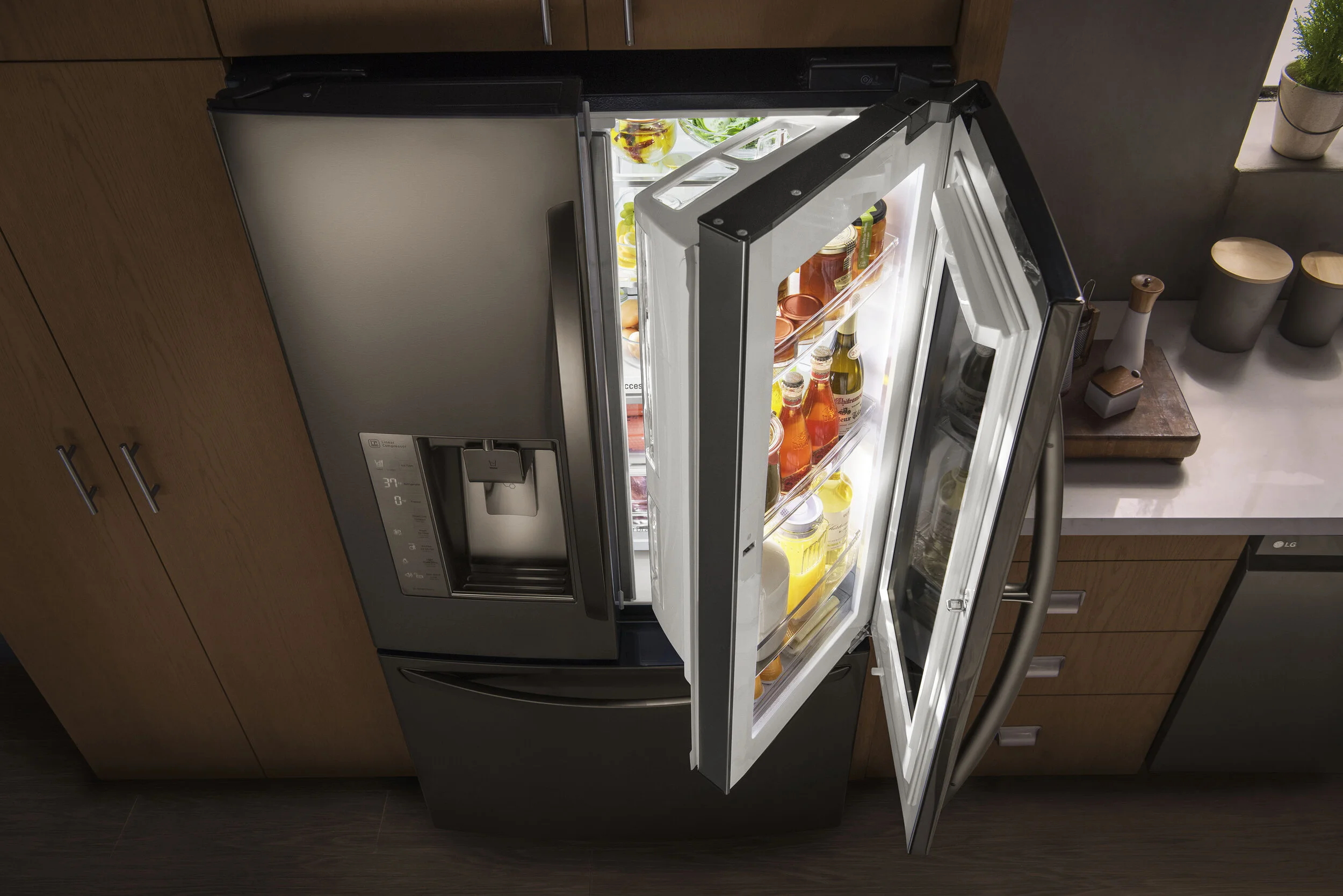 LG_IntsaviewFridge_HighAngleHeadOnInstaview_0098_Hero_v3.jpg