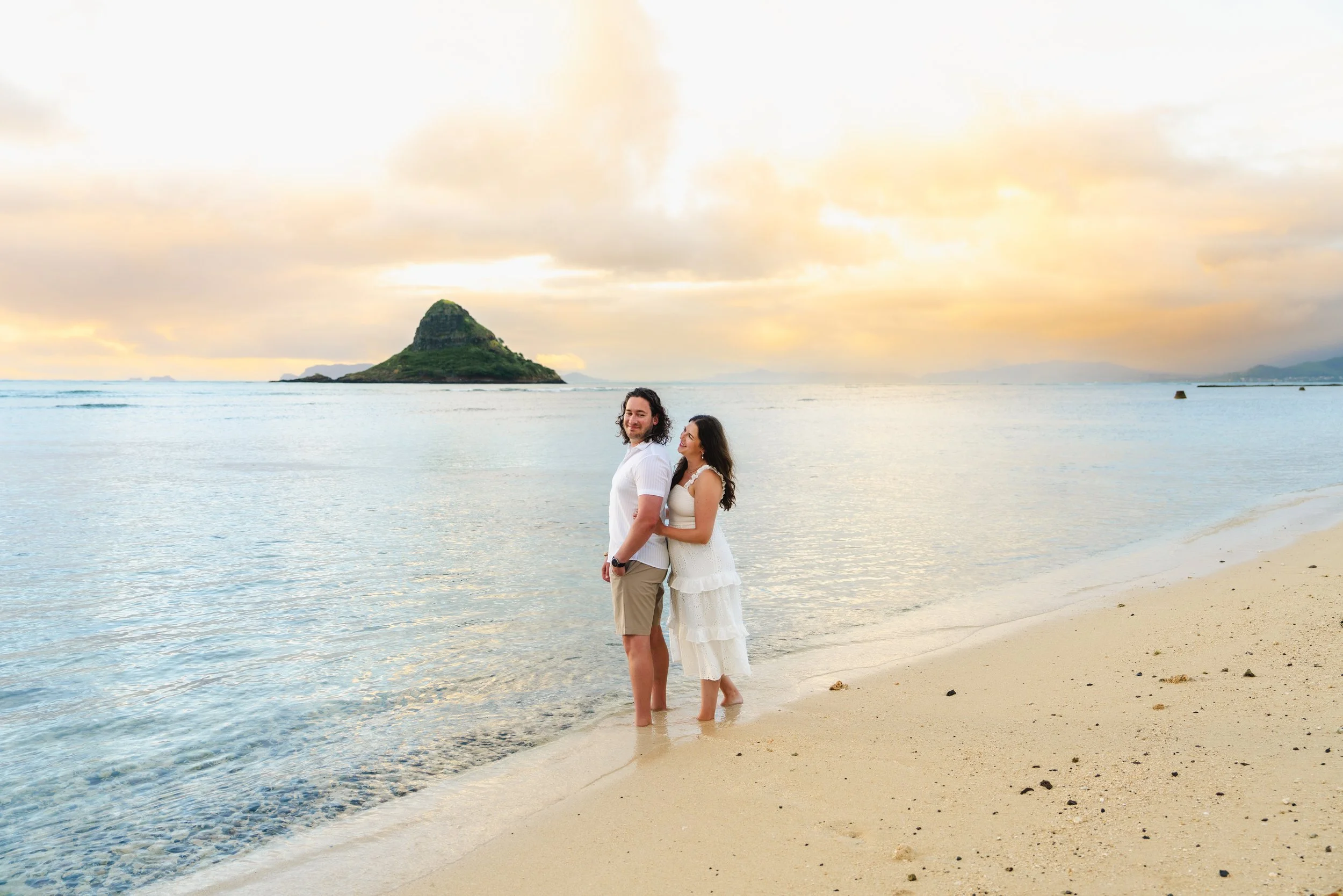 kualoa-regional-park-sunrise-anniversary-couples-photography-oahu-02.jpg