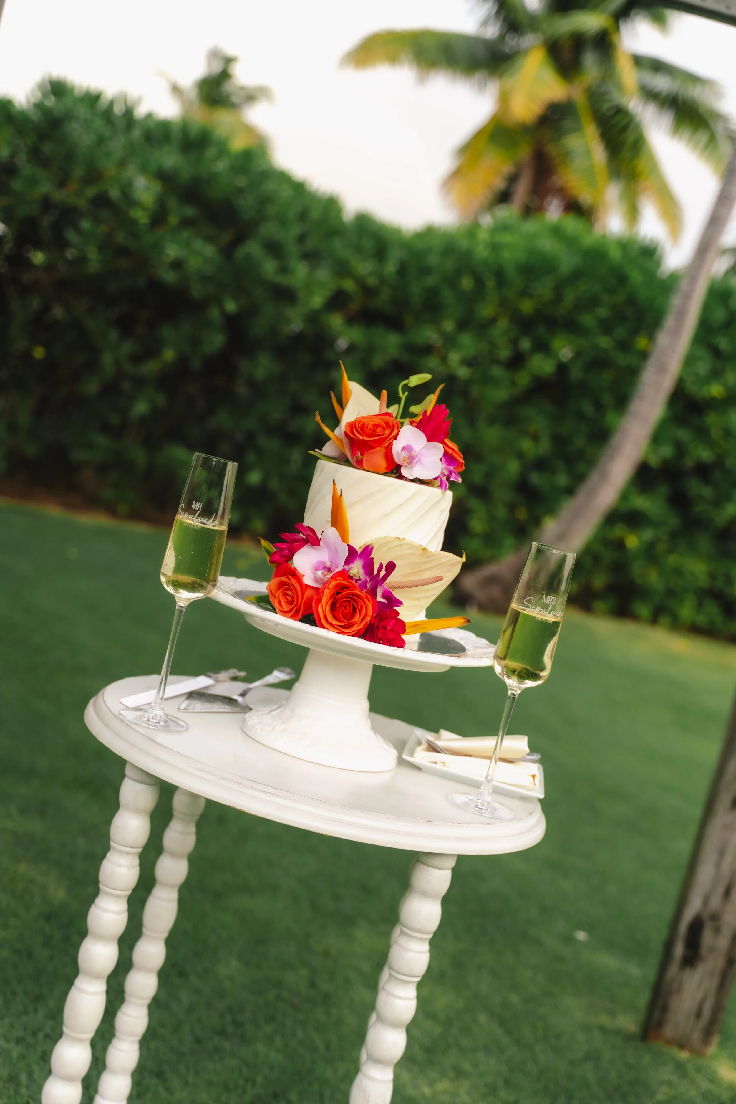 Wedding cake displayed at a tropical wedding reception at Kaimea Estates on Oahu