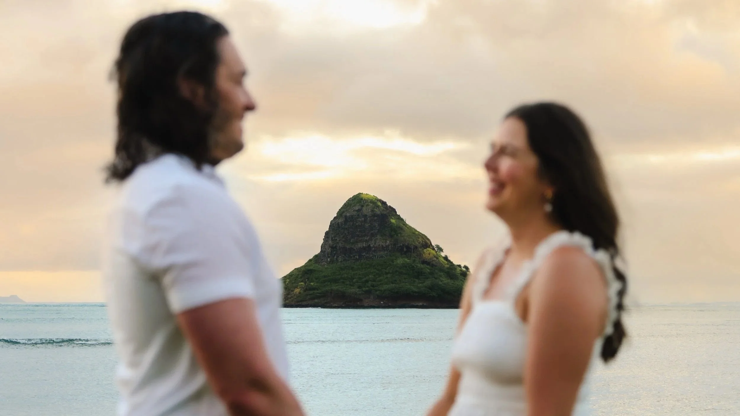 kualoa-regional-park-sunrise-anniversary-couples-photography-oahu-01.jpg