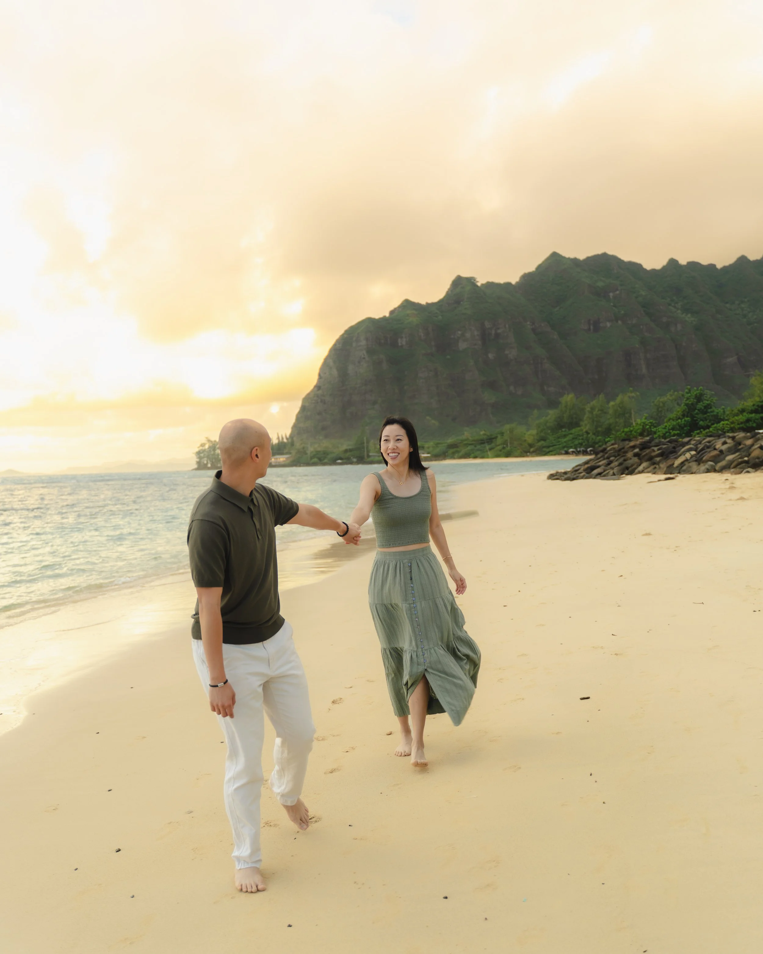 Sunrise couples photography with tropical mountain and beach scenery in Kaʻaʻawa, Oahu