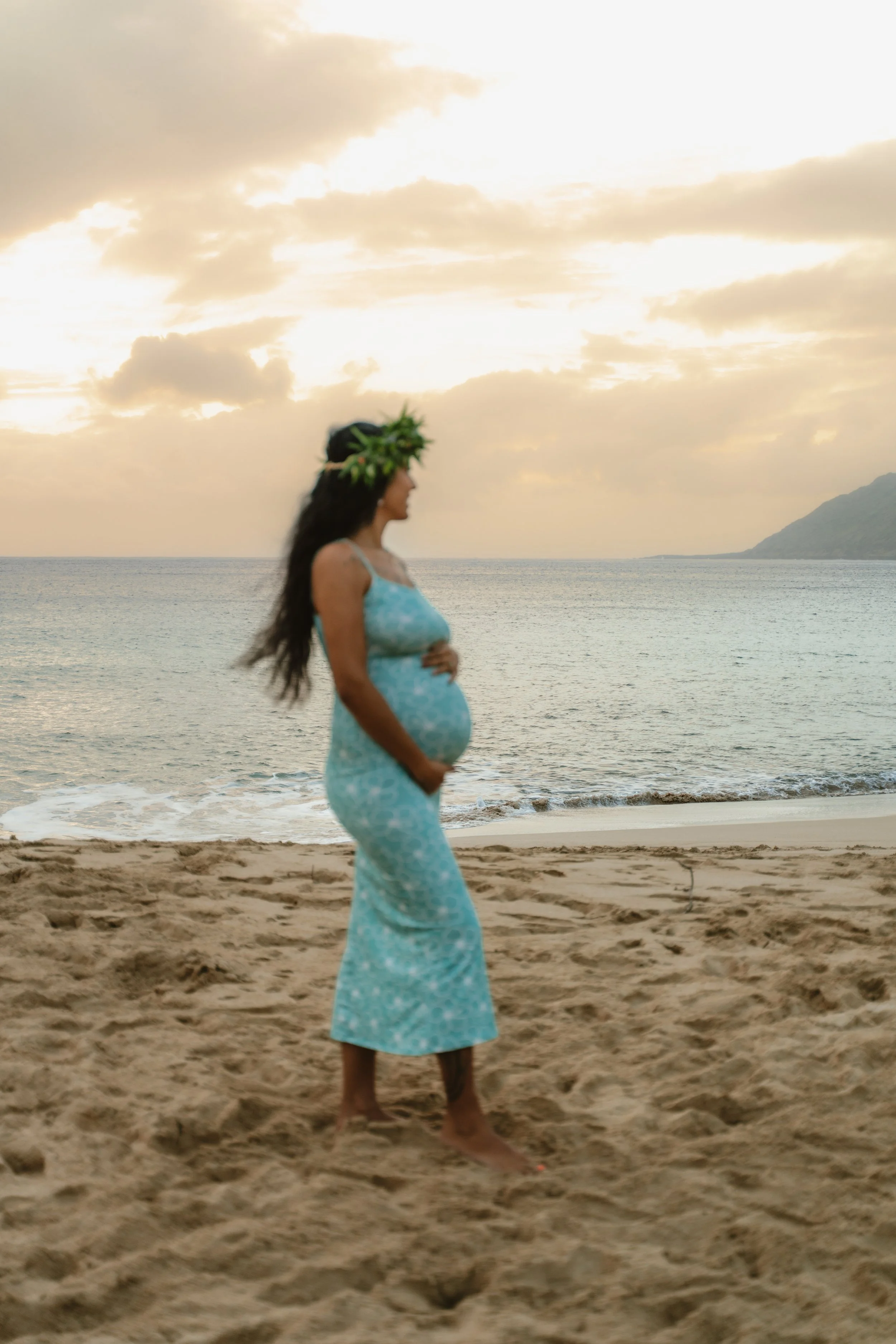 Sunset maternity photography session at Makua Beach on Oahu.