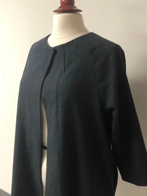 collarless, raglan-sleeve jacket with in-seam pockets
