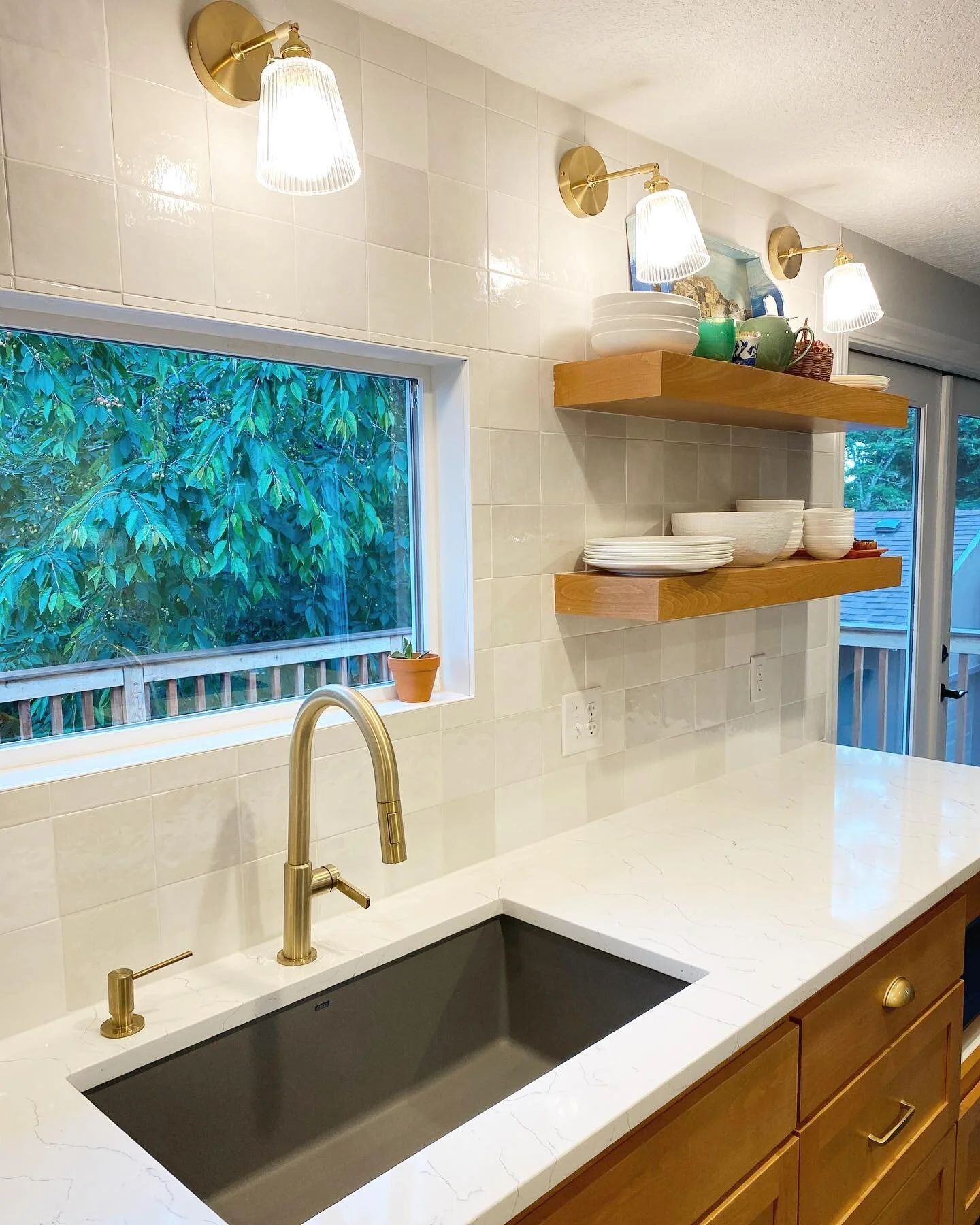 Wrapped up a #kitchendesign and prepping to shoot it. Took the client from all white everything to a warm, natural toned zen place. 

Textured @bedrosianstile Cleo 5x5 on the walls, @pentalquartz slabs and some yummy warm toned wood grain lowers and 