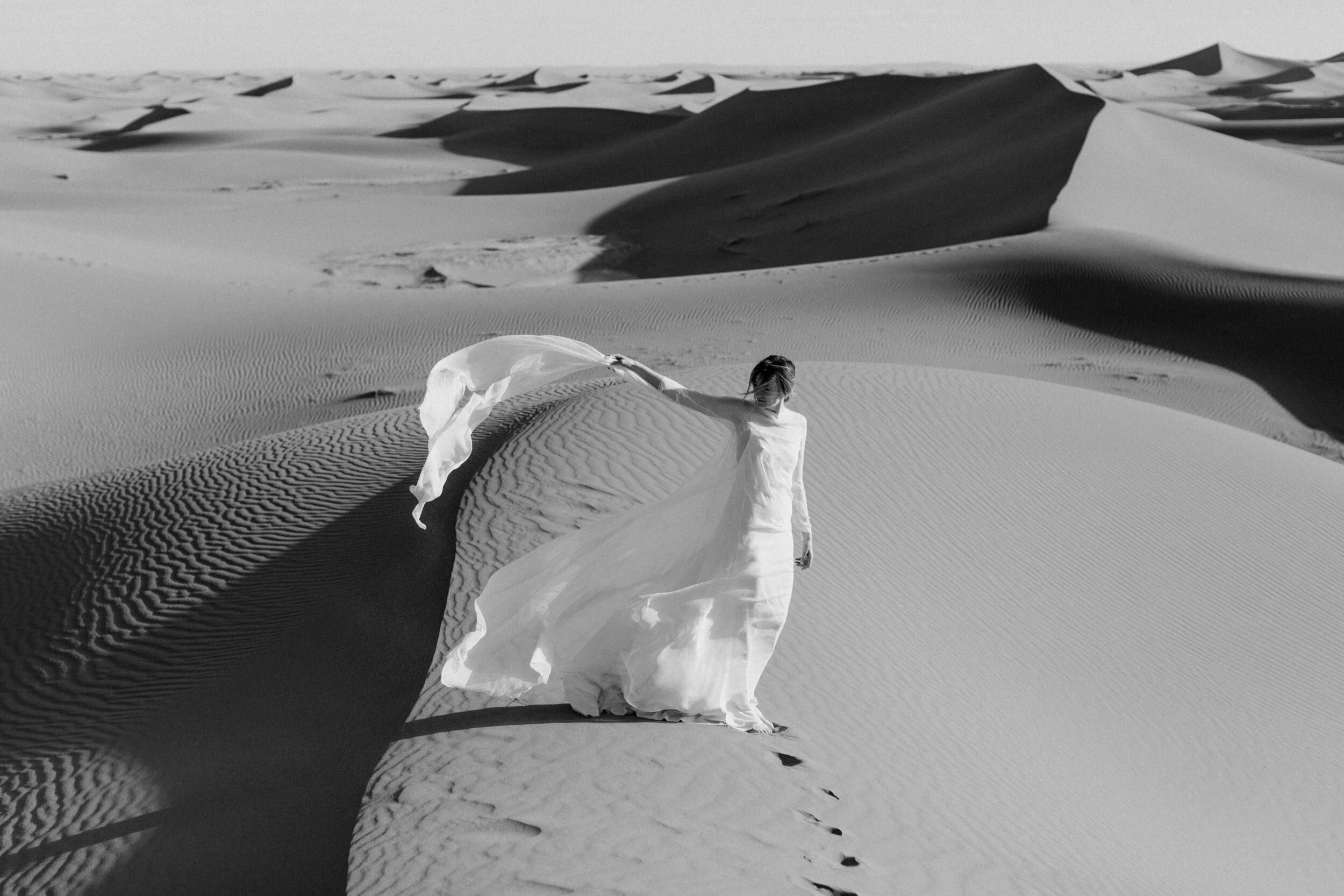  desert elopement minimal wedding look 