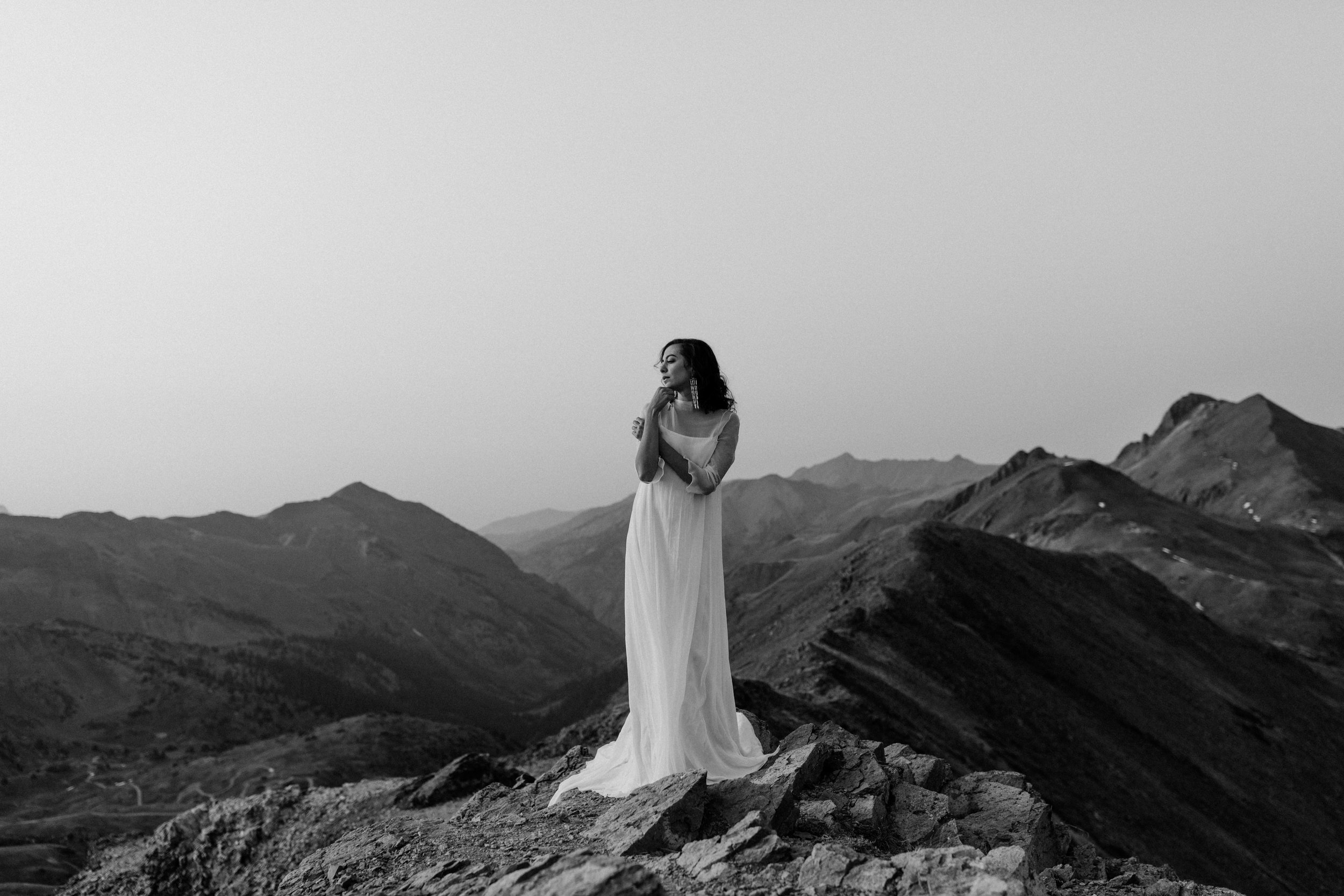  colorado outdoor elopement minimal wedding dress 