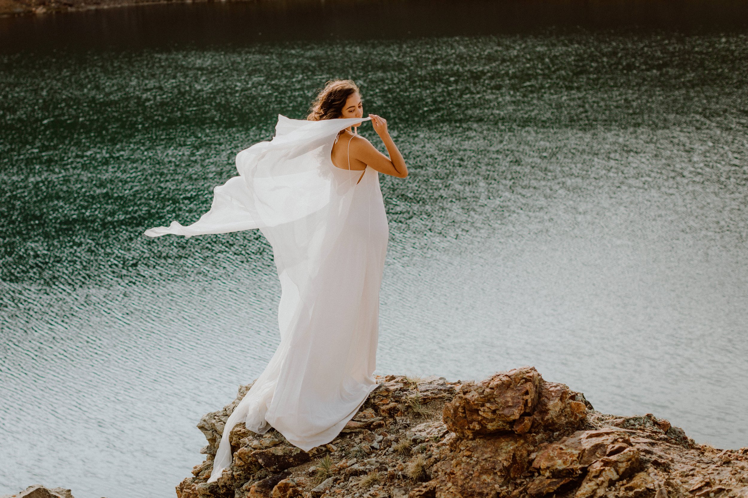  colorado outdoor elopement minimal wedding dress 