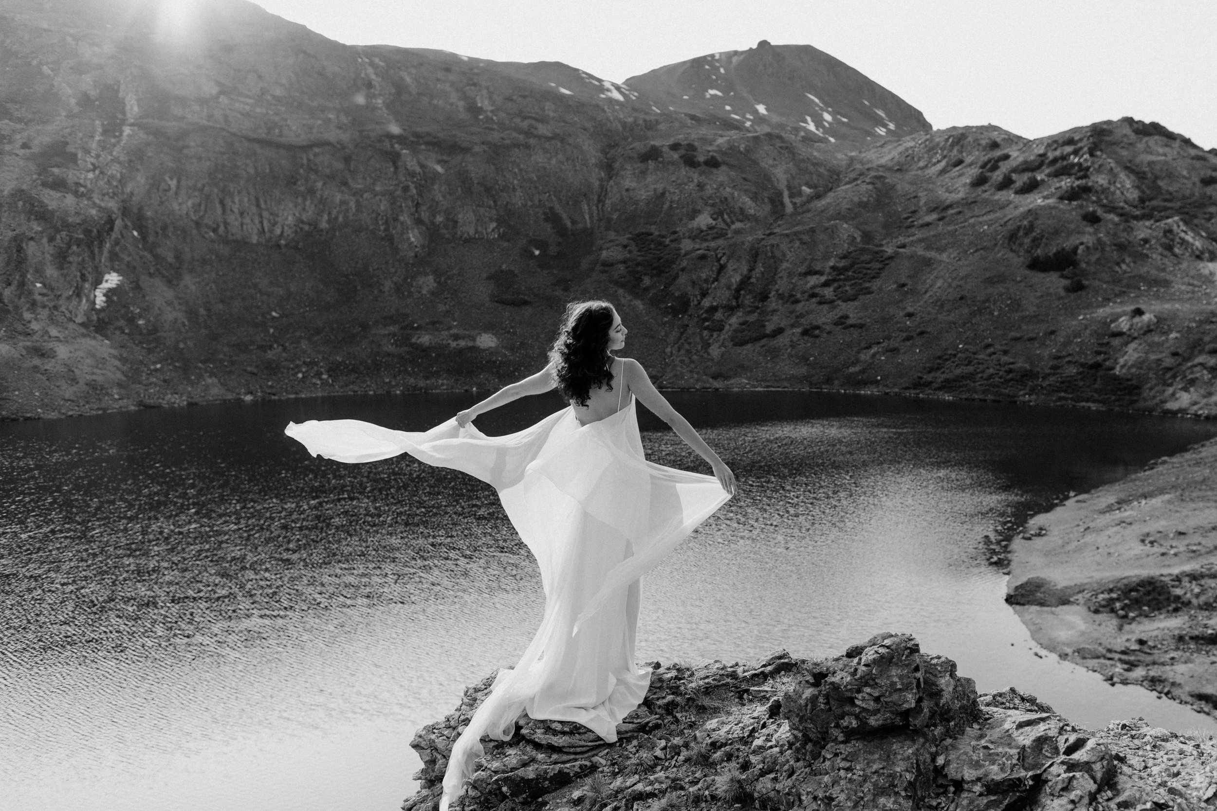  colorado outdoor elopement minimal wedding dress 