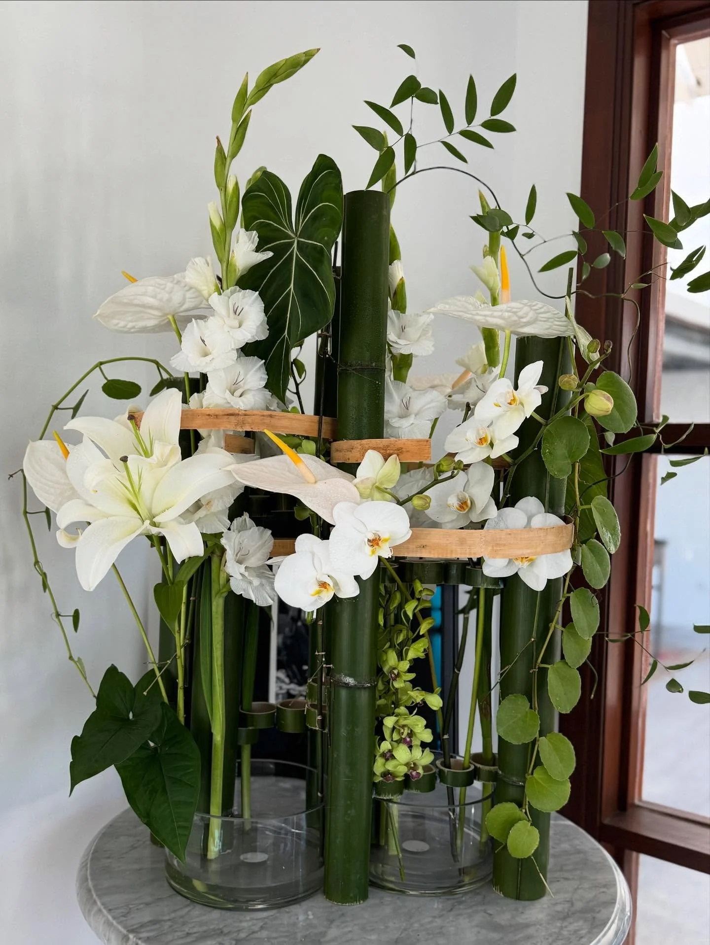 House Flowers&hellip; Yes, we absolutely do create unique and super stylish flowers for private homes. 

Got a special event coming up or just a stylish dinner party with friends, we love creating individual and one of a kind show pieces. 

#floralde