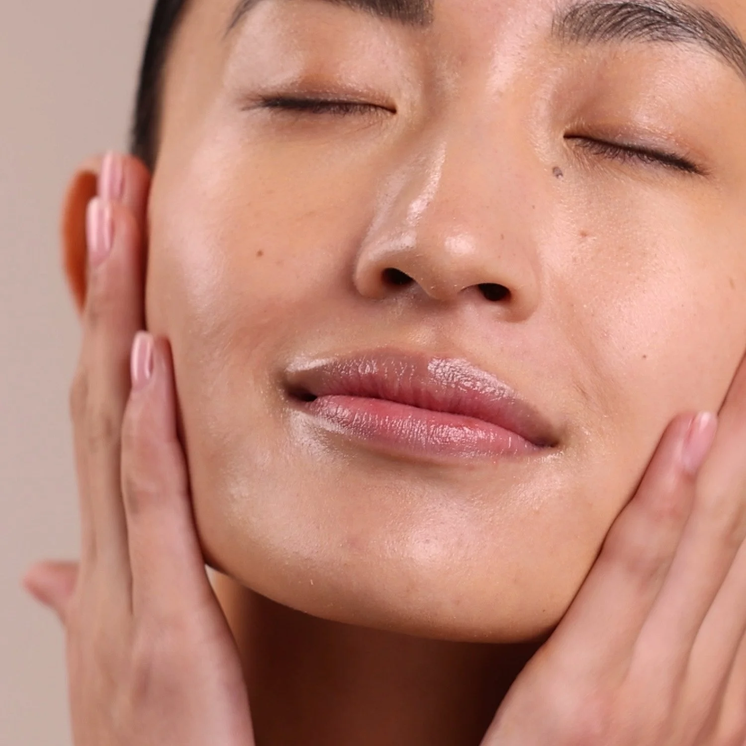 EM252-2252-calm-skin-chamomile-moisturizer-pdp-close-up-1500x1500.jpg