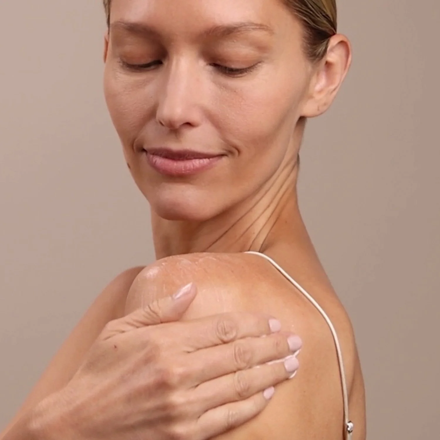 EM274-2274-monoi-age-corrective-night-body-cream-pdp-close-up-1500x1500.jpg
