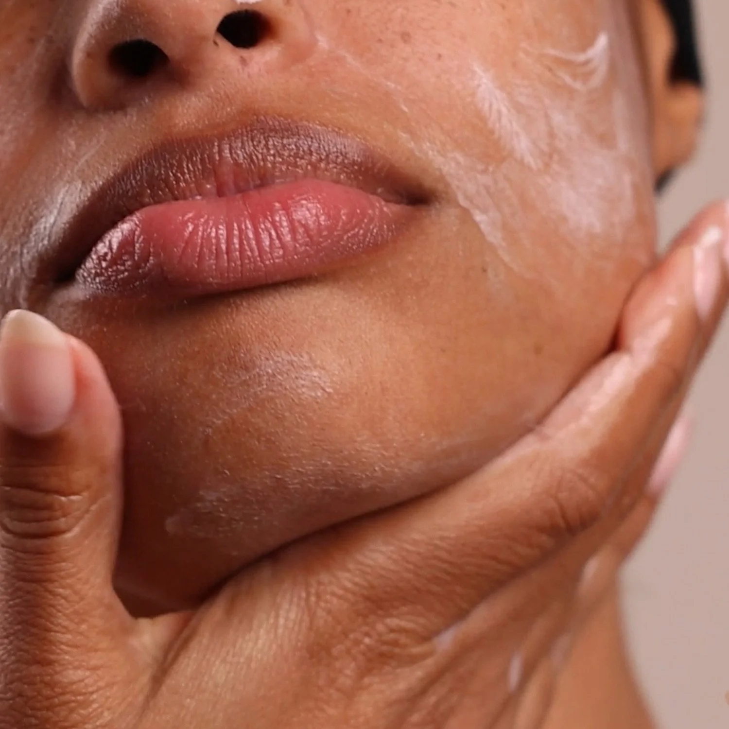 EM238-2238-strawberry-rhubarb-masque-pdp-close-up-1500x1500.jpg