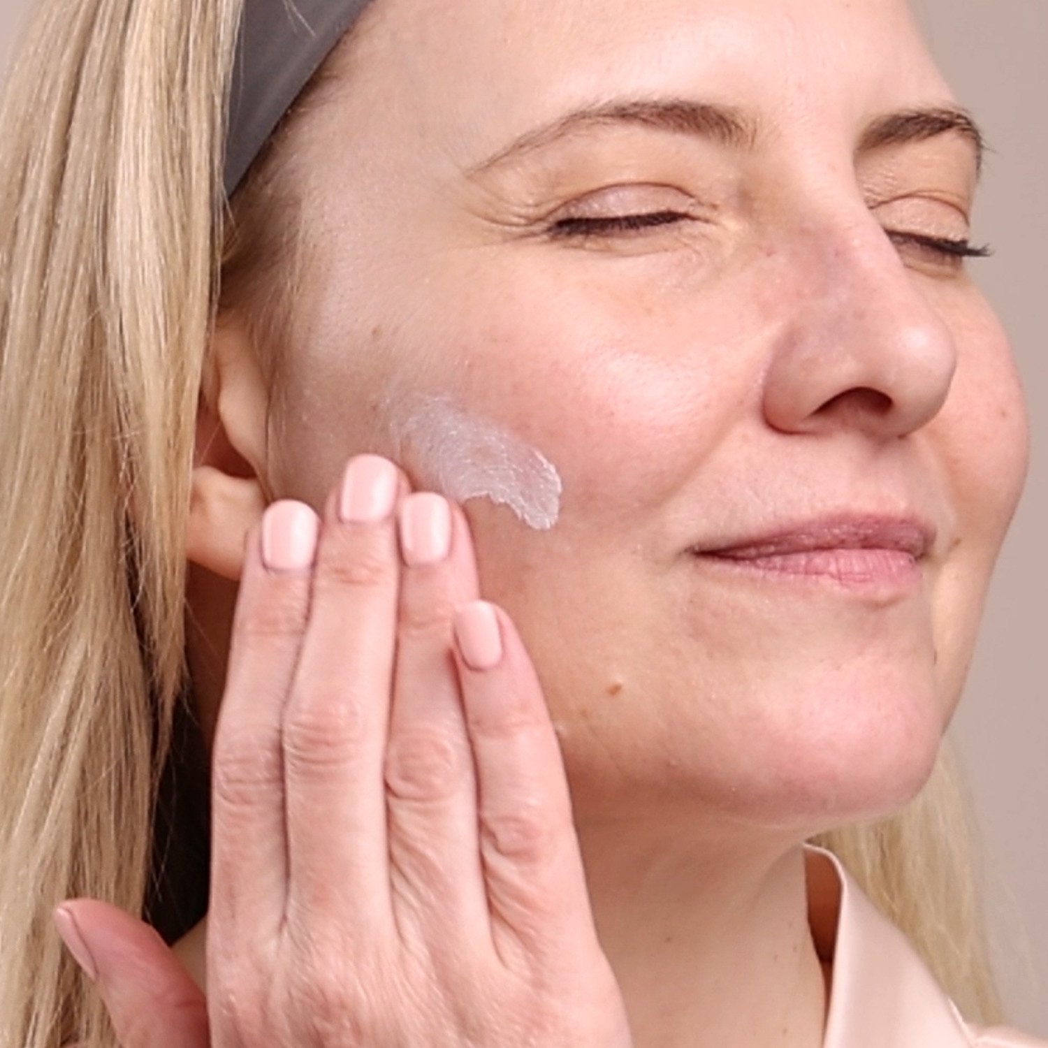 EM139-2139-lilikoi-daily-defense-moisturizer-spf-40-pdp-close-up-1500x1500.jpg