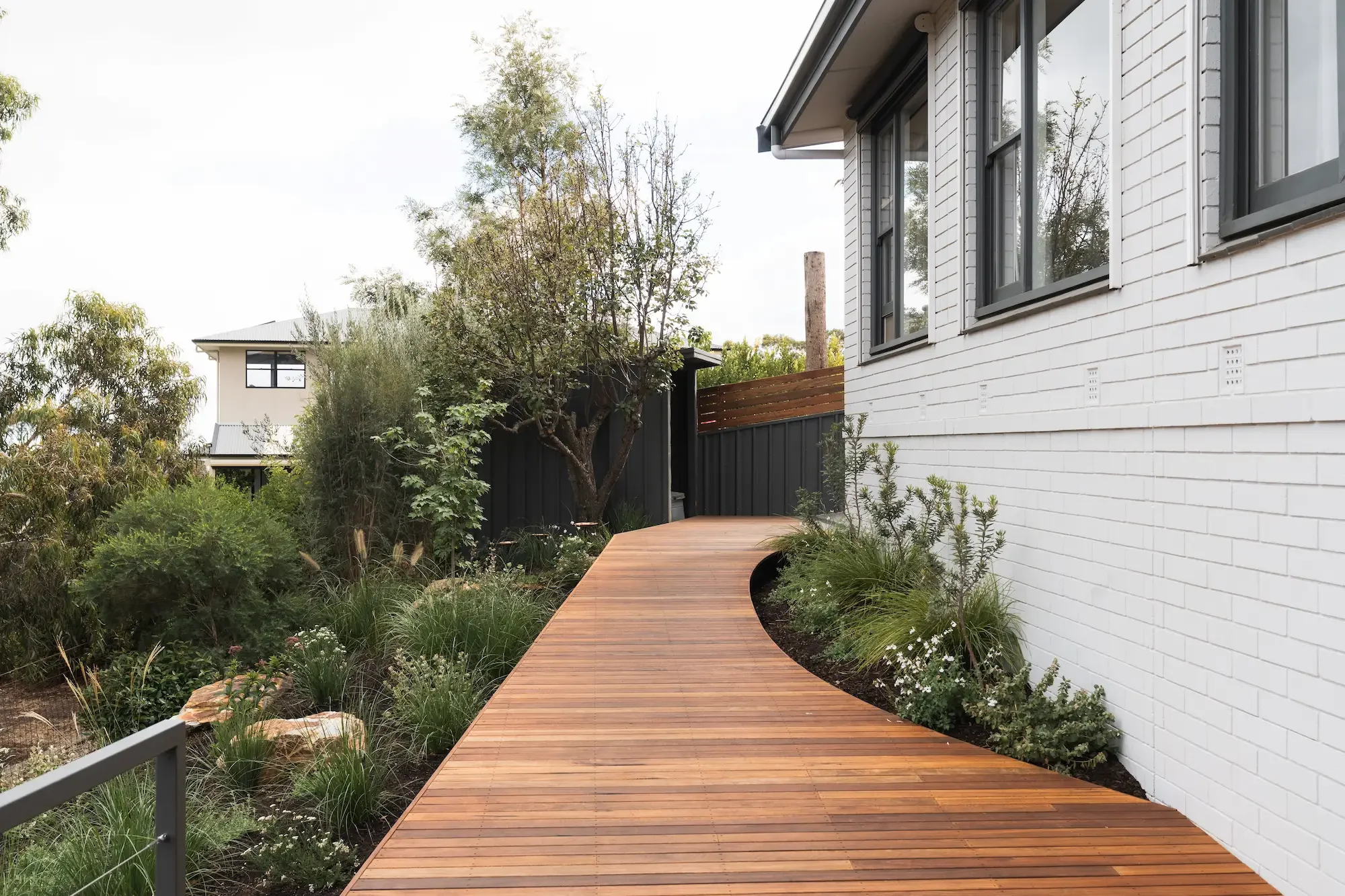 Award-winning Spotted Gum Deck &amp; Landscape – Scenic Court Belair