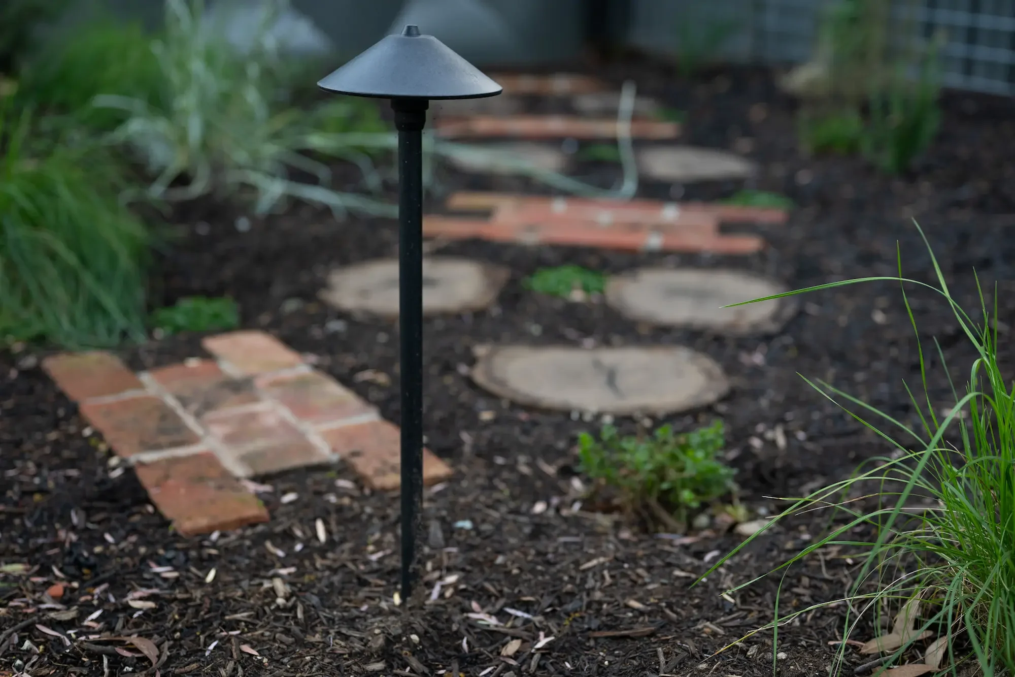Low-voltage path light