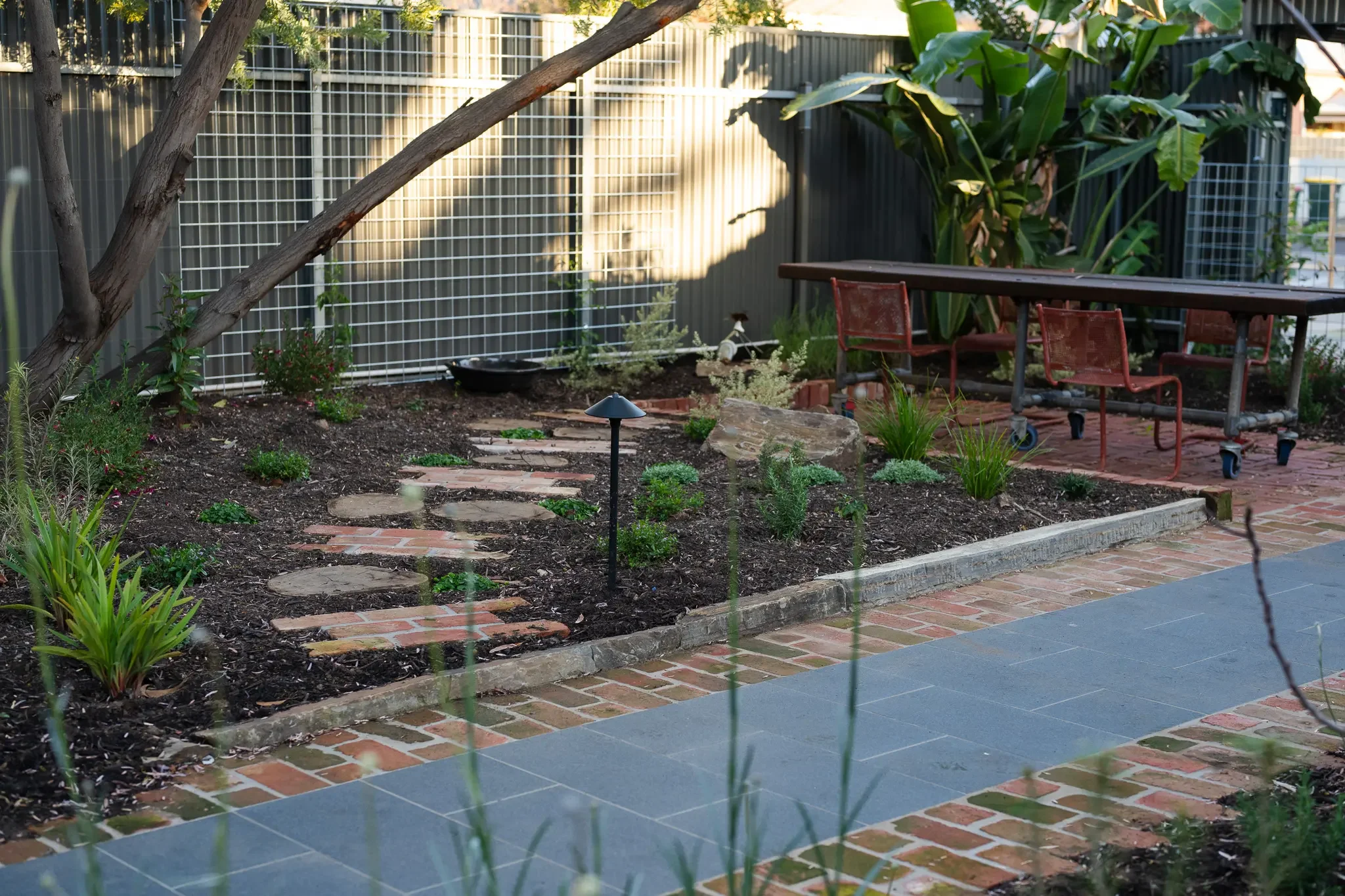 thebarton-garden-outdoor-dining-native-planting