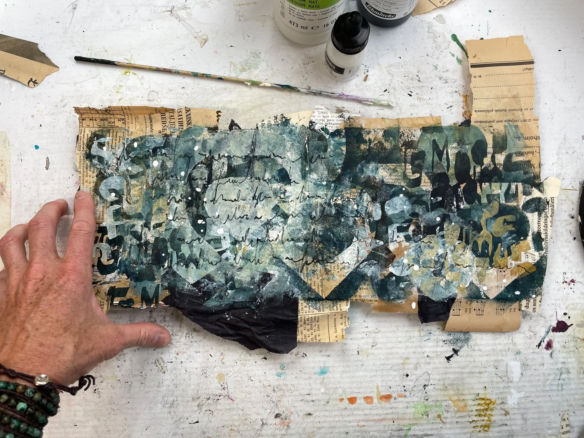 A peek inside Caf&eacute; Flow

On Monday, we had the most wonderful Live Session in Caf&eacute; Flow - the Art Club! I pulled out one of my journals, grabbed an old paint palette for inspiration, and let simple marks lead the way.

The result? This 