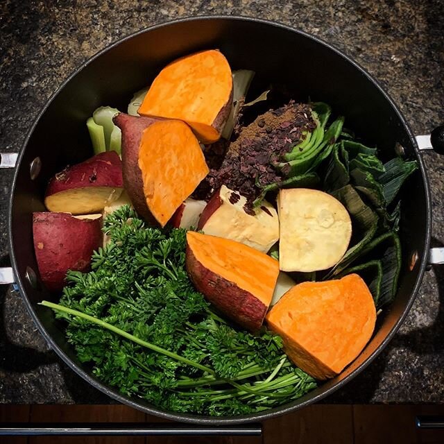 Simmered a mineral broth the other afternoon to sip on like tea. It&rsquo;s nutrient rich and I&rsquo;ll share it in a blog whenever I can find the time to write one!

#motherhood #mineralbroth #nutrition