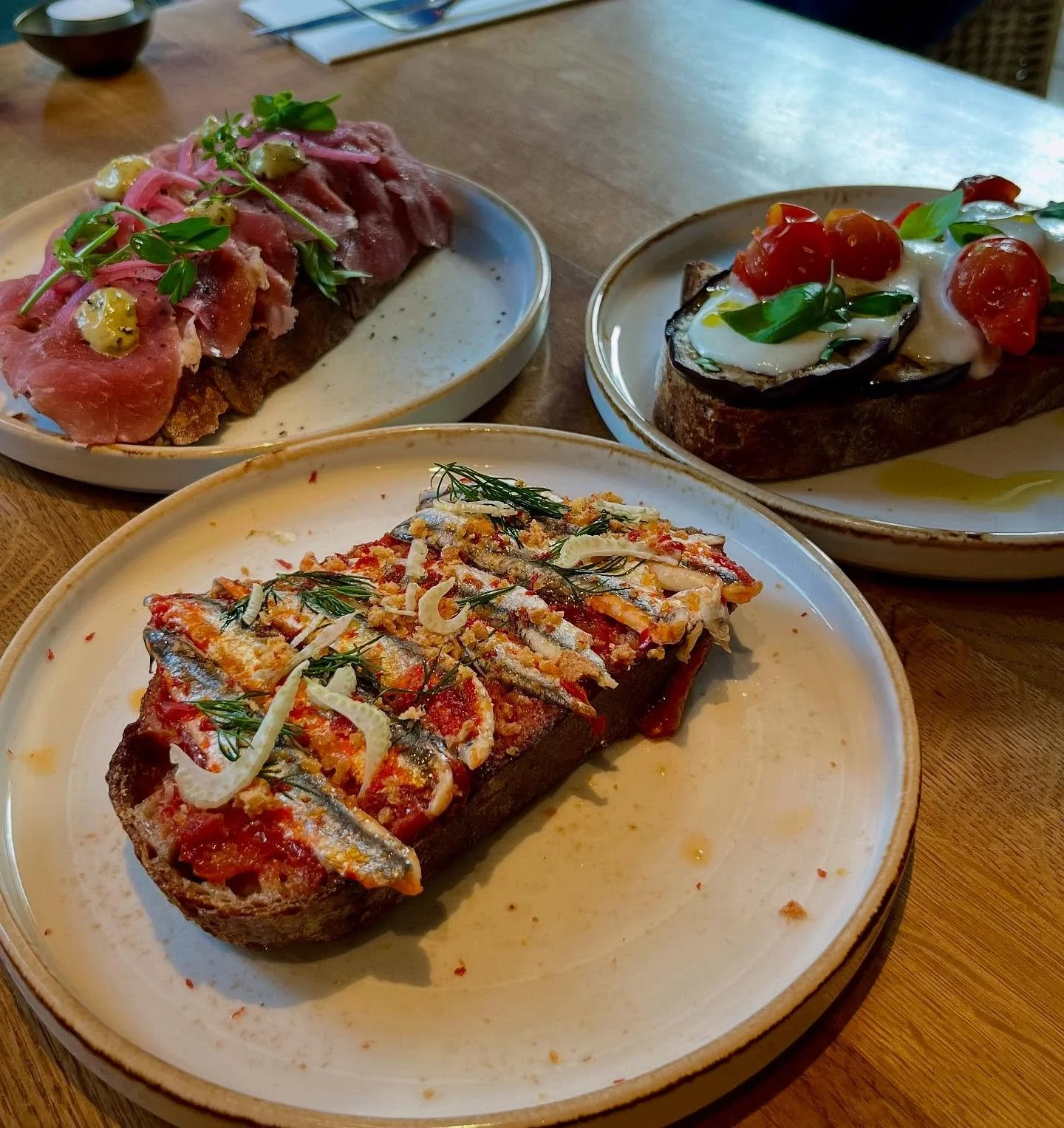 We hebben nieuwe broodjes! Broodje entrecote met chimmichuri mayo, ingelegde ui en gegrilde paprika. Of een broodje Aubergine, parmezaan, basilicum en tomaat. En by popular demand: Boquerones, tomatenjam en dille is terug.
Salades en eieren gaan we o